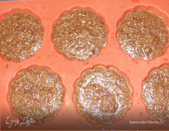 Все ингредиенты для теста смешать тщательно.Выложить тесто в сбрызнутую водой силиконовую форму.