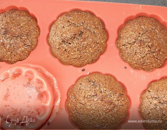 Выпекать при Т 180С 20-25 мин.Остудить и аккуратно вытащить кексы из формы.