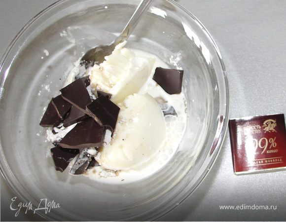 Смешать ингредиенты для глазури.