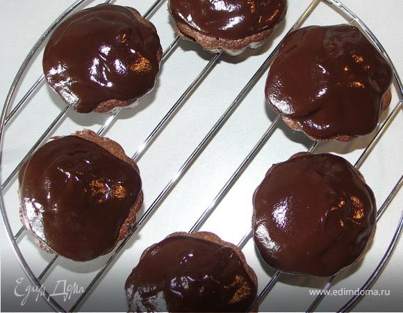 Обмазать кексы шоколадной глазурью и можно кушать:))