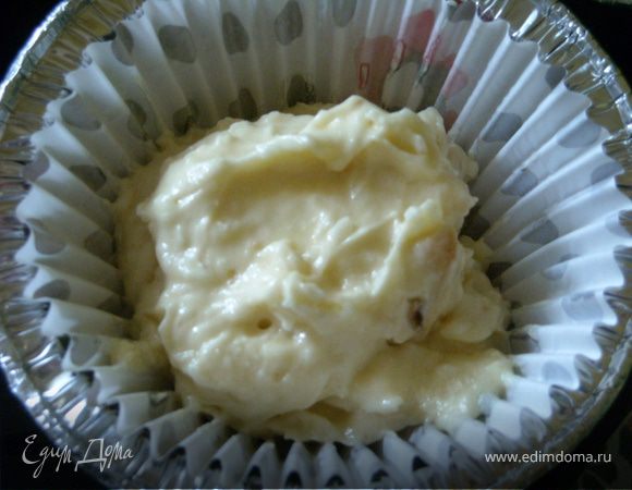 Растереть масло с пудрой, добавить яйца, хорошо вымесить. Всыпать муку, ванильный сахар (делала сама), разрыхлитель. Затем добавить кокосовую стружку и подсушеные на сковороде миндальные лепестки. Выпекать кексы при 180 С, я убедилась: коричневая корочка не признак того,что кексы готовы,поэтому полпорции у меня улетело в мусорку, обязательно проверять готовность зубочисткой.  