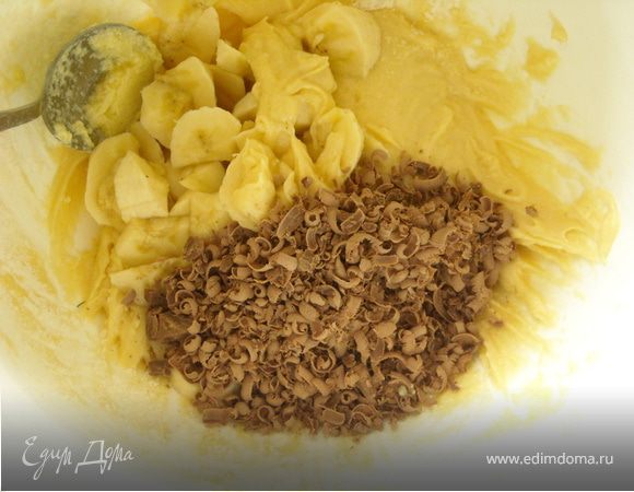 Растереть масло с сахаром, ввести яйца по одному, затем муку, разрыхлитель и ванильный сахар. Банан нарезать, добавить к тесту вместе с шоколадной стружкой. Перемешать ложкой. Выпекать кексики около 30 мин при 180 С.