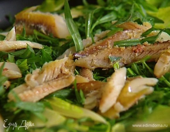 Корюшку отделить от костей, плавников и голов и выложить на цикорий с тархуном. 