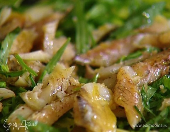 Полить салат оливковым маслом и лимонным соком, слегка сбрызнуть уксусом и поперчить.