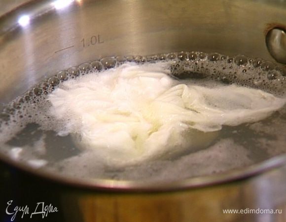 Приготовить яйцо пашот: разбить в чашку яйцо; вскипятить в небольшой кастрюле воду, добавить несколько капель уксуса, столовой ложкой сделать водоворот и влить яйцо. Не переставая мешать, варить в течение 1–2 минут или довести яичный желток до той консистенции, которая нравится. 