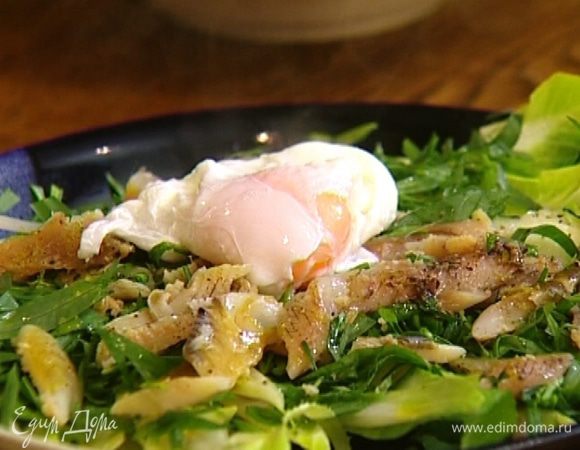 Вынуть шумовкой яйцо из кастрюли и выложить в центр салата.