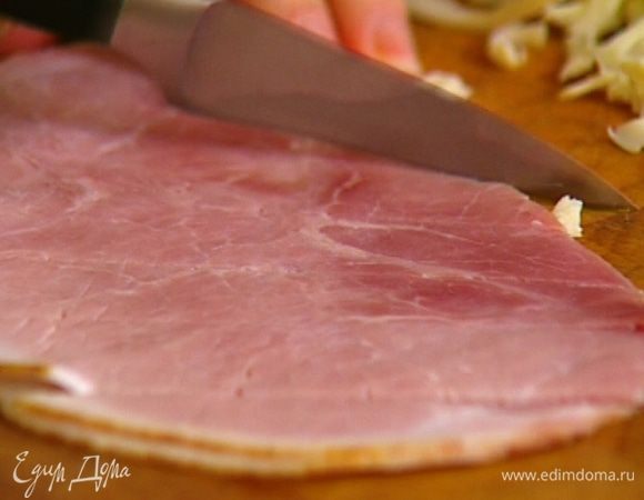 Ветчину нарезать длинными полосками.