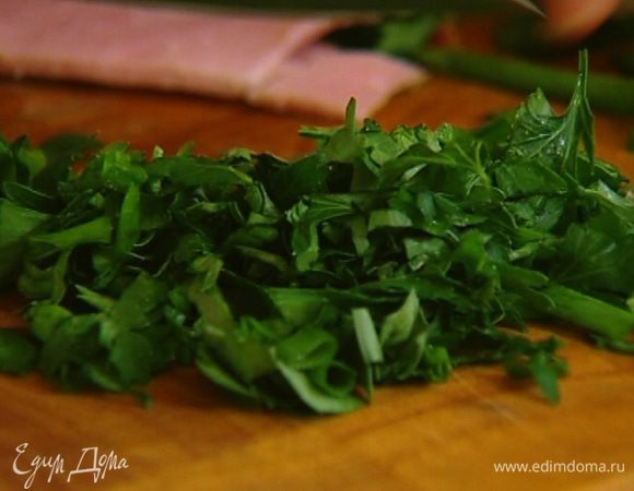 Лук и петрушку мелко порубить.