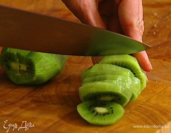 Киви очистить от кожицы и порезать кружками.