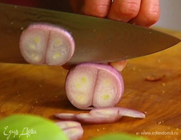 Лук почистить, порезать тонкими кольцами и замариновать в уксусе.