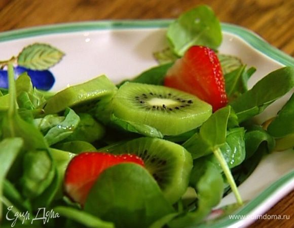 Выложить шпинат на блюдо, на него поместить киви, затем клубнику.  