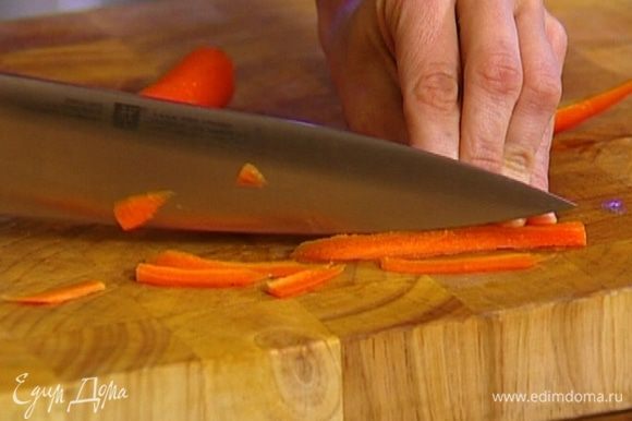 Морковь почистить и нарезать тонкими длинными полосками или натереть на крупной терке.