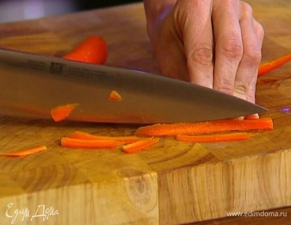 Морковь почистить и нарезать тонкими длинными полосками или натереть на крупной терке.