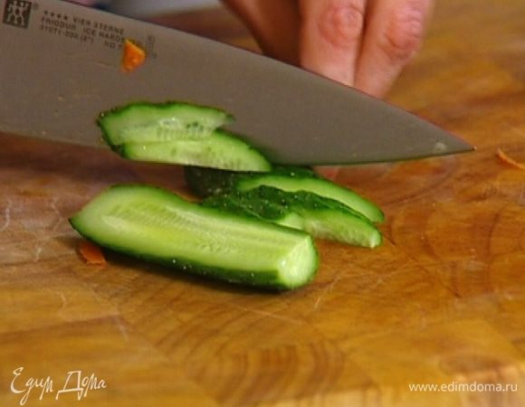 Огурец разрезать пополам вдоль и нашинковать тонко наискосок.