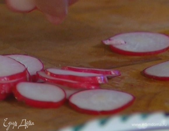 Редис разрезать пополам и нарезать ломтиками.
