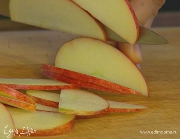 Так же порезать 1/3 яблока.