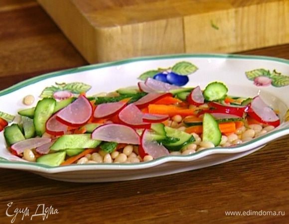 Добавить нарезанные овощи и яблоко к фасоли.