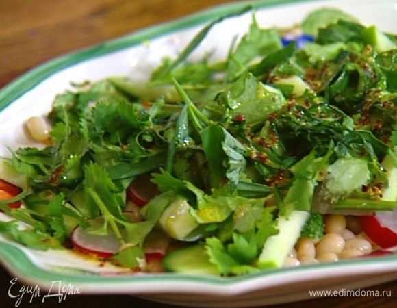 Кинзу крупно порубить ножом, тархун порвать руками и посыпать зеленью салат.