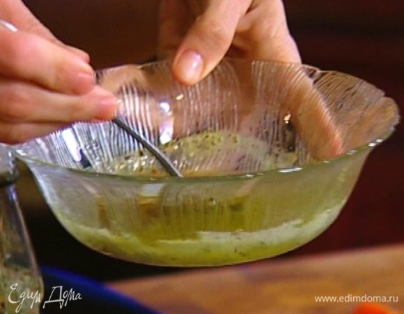 Приготовить заправку: из оставшегося яблока выжать 2 ст. ложки сока, соединить с оливковым маслом, уксусом, горчицей, солью и перцем, все перемешать.