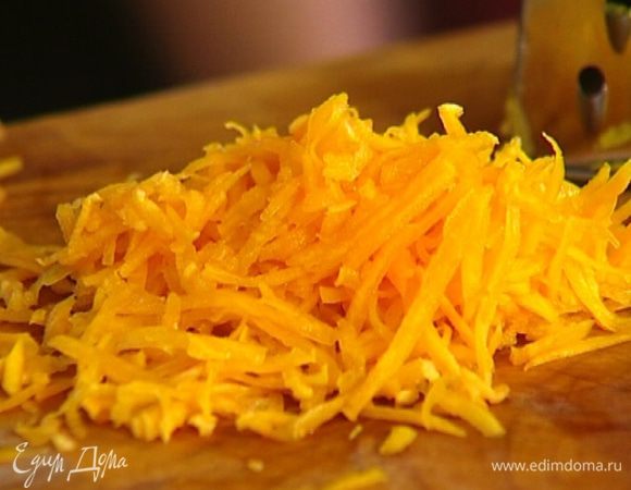 Тыкву очистить от кожуры и натереть на терке.