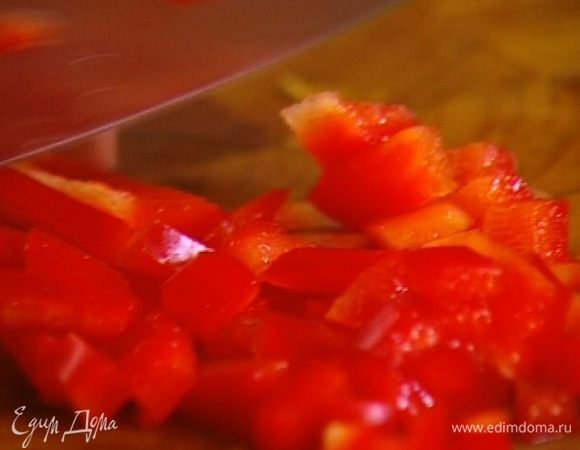 Сладкий перец, удалив семена, нарезать небольшими кубиками.