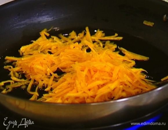 Разогреть в тяжелой сковороде немного оливкового масла, выложить натертую тыкву. 