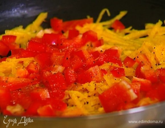 Через несколько минут добавить нарезанный сладкий перец, слегка посолить и поперчить, перемешать и обжаривать на медленном огне 2–3 минуты. 