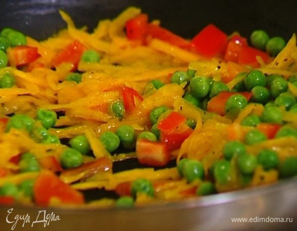 Добавить размороженный горошек и еще раз все перемешать.