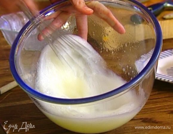 Предварительно охлажденные белки со щепоткой соли взбить венчиком в крепкую пену. 