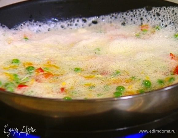 Выложить белковую массу в сковороду с овощами, все перемешать, посыпать натертым сыром и готовить на медленном огне.
 
