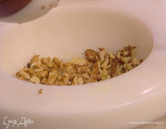 Орехи измельчить в ступке так, чтобы остались небольшие кусочки. 