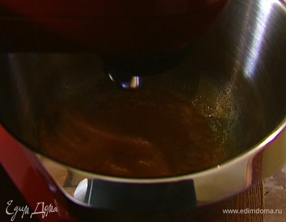 Яйца с сахаром взбивать в комбайне на высокой скорости в течение 2–3 минут. 