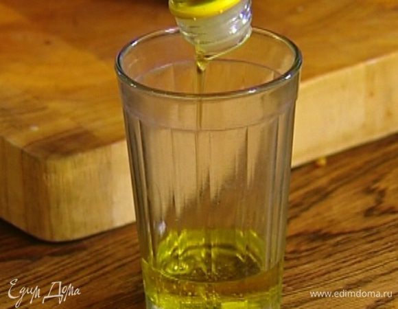 Не прекращая взбивать, влить оливковое масло, всыпать корицу. 