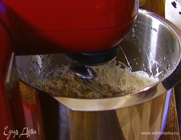 Не выключая комбайна, добавить половину муки, разрыхлитель и соль. 