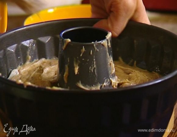 Смазать форму для кекса растительным маслом, выложить в нее тесто и разровнять ложкой. 