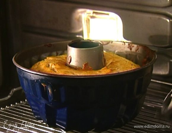 Поставить пирог в разогретую духовку на 35–40 минут. Готовность проверить зубочисткой — если пирог готов, она должна остаться сухой.