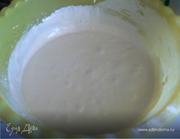 Яйца взбить с сахаром и ванильным сахаром (до пышной пены)+гашенную соду+мука,хорошо перемешать.

