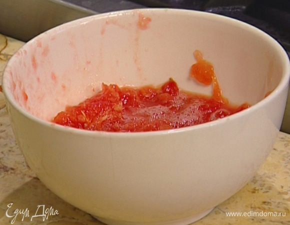 Помидор разрезать пополам и натереть на крупной терке, стараясь, чтобы кожица не попала в томатную массу.
