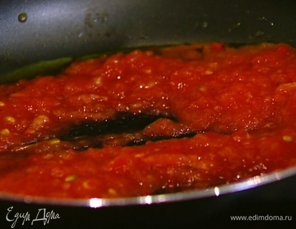 Разогреть в сковороде 1 ст. ложку оливкового масла, выложить натертый помидор, посолить, поперчить, добавить ванильный сахар и, периодически помешивая, прогревать на медленном огне 5–7 минут.