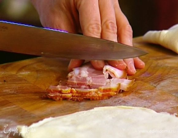 Грудинку нарезать длинными полосками.