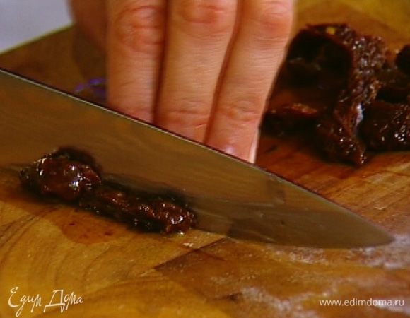 Вяленые помидоры нарезать полосками.