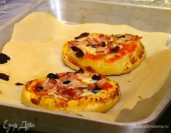 Выпекать пиццы в разогретой духовке 5–7 минут.