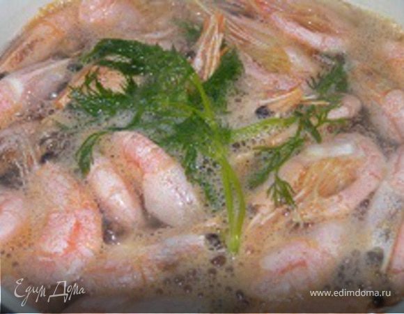 Креветки отварить в подсоленной воде с пучком укропа (укроп потом не использовать). Руколу промыть, обсушить и красиво разложить по индивидуальным салатникам.