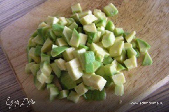 Авокадо порезать кубиками, добавить уже теплые креветки, перемешать и выложить на подготовленную руколу.