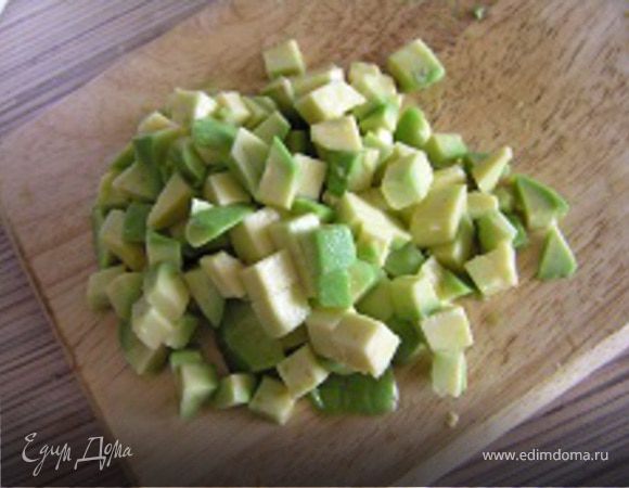 Авокадо порезать кубиками, добавить уже теплые креветки, перемешать и выложить на подготовленную руколу. 