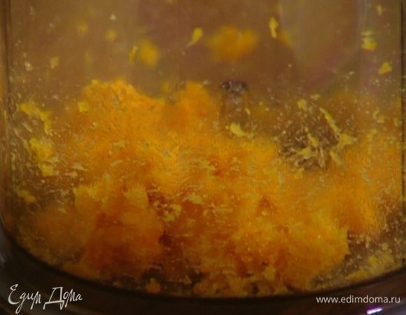 Курагу измельчить в блендере в пюре. 