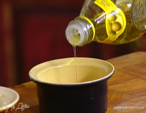 Две небольшие керамические формочки смазать оливковым маслом, посыпать дно и бока оставшимся сахаром и на 5 минут поставить в морозильник.