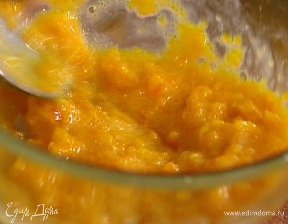 Желток соединить с измельченной курагой и, вливая небольшими порциями немного остывший сахарный сироп, вымешать до однородного состояния. 