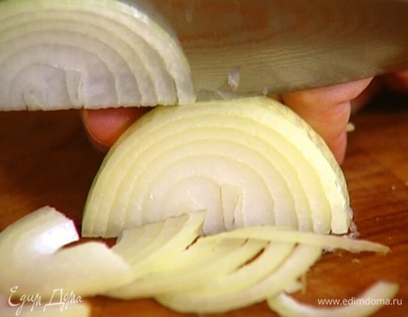 Лук почистить и нарезать полукольцами.