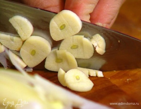 Чеснок почистить и мелко порубить.